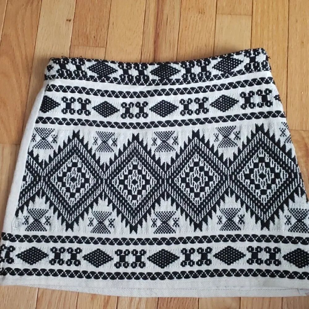 Topshop bold mini blanket skirt black white Size 2 aztec